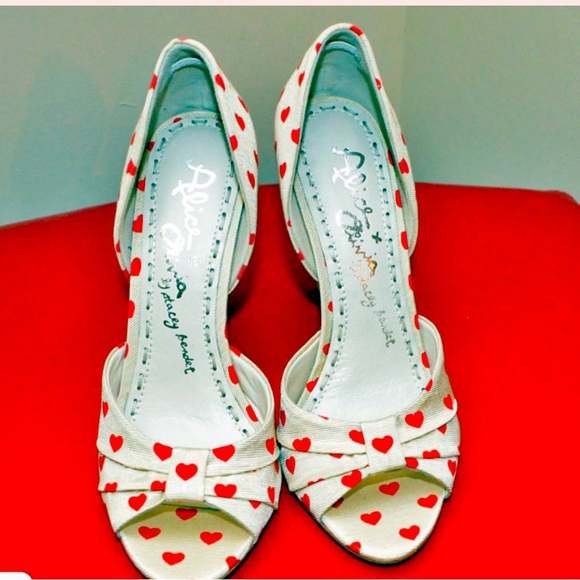 Alice & Olivia Gigi heart-print grosgrain peep-toe pump. Never worn. Size 38. - Picture 4 of 8